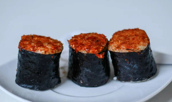 Rotolo Sushi Tonno Speziato Sfondo Bianco — Foto Stock