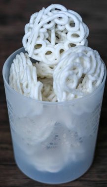 Kerupuk, Endonezya geleneksel kraker, ahşap arka plan üzerinde.