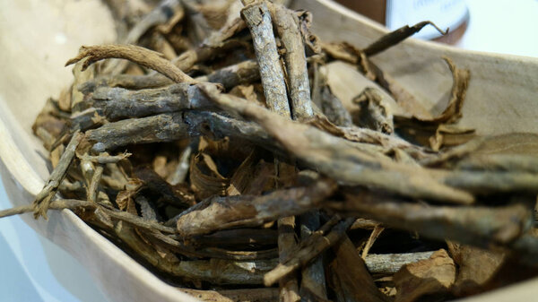 Cinchona in a wooden bowl. 