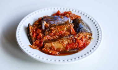 Terong balado (biber soslu patlıcan) beyaz arka plan üzerinde. Padang, Batı Sumatra Endonezya mutfağı.