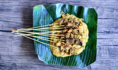 Sate Padang veya Padang Satay ahşap arka plan üzerinde. 