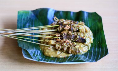 Sate Padang veya Padang Satay ahşap arka plan üzerinde. 