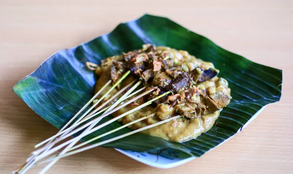 Sate Padang Atau Padang Satay Dengan Latar Belakang Kayu — Stok Foto