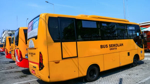ジャカルタ インドネシア 2019年7月16日 西ジャカルタのJalan Cengkehに無料スクールバス駐車場 — ストック写真