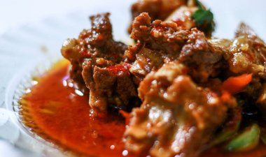 Tengkleng Solo. Solo, Orta Java Endonezya çanak. Ayak kemikleri, kalp, karaciğer, etsiz gerçek kaburgalar ve diğer istenmeyen parçalar baharatlı baharatlar ve hindistan cevizi sütü ile pişirilir.