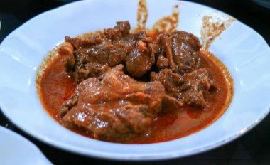 Kuzu köri Padang tarzı (gulai cincang) Jakarta Padang Restaurant'ta plaka, Endonezya.