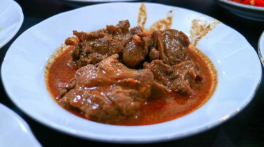 Kuzu köri Padang tarzı (gulai cincang) Jakarta Padang Restaurant'ta plaka, Endonezya.