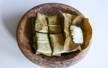 Beyaz arka planda guava yaprakları sarılmış fermente yapışkan (teyp ayhan).