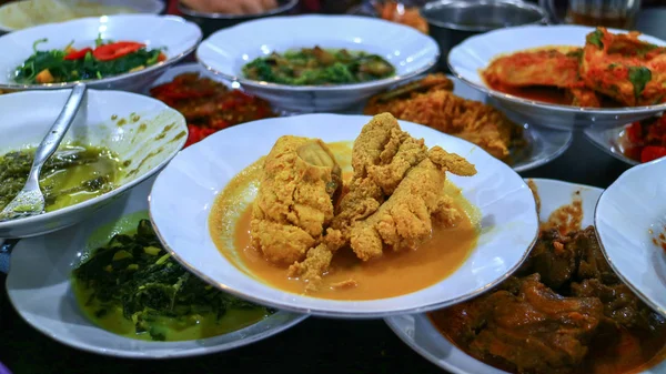 Berbagai Menu Restoran Padang Makanan Indonesia — Stok Foto