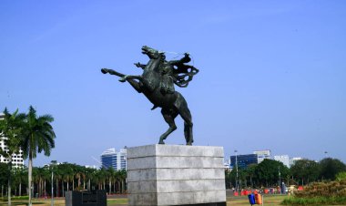 Jakarta, Endonezya - 24 Temmuz 2019: Merdeka Meydanı 'ndaki Prens Diponegoro Anıtı. 
