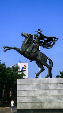 Jakarta, Endonezya - 24 Temmuz 2019: Merdeka Meydanı 'ndaki Prens Diponegoro Anıtı. 