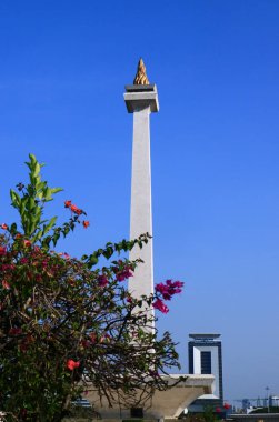 Jakarta, Endonezya-Temmuz 24, 2019: ulusal anıt görünümü (MONAS), Merdeka Meydanı 'nda Jakarta şehrin simgesi.  