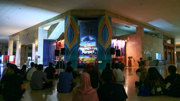 Jakarta Indonesien Juli 2019 Besucher Sehen Die Hologrammausstellung Auditorium Des — Stockfoto