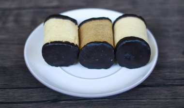 Ahşap arka plan üzerinde Bandung, Batı Java, Endonezya Muz rulo pasta. 