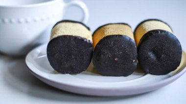 Bandung, Batı Java, Endonezya'dan muzlu rulo pasta. 