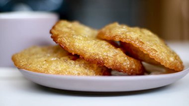 Bowsprit kek veya beyaz tabakta kue cucur. Endonezya geleneksel pasta.