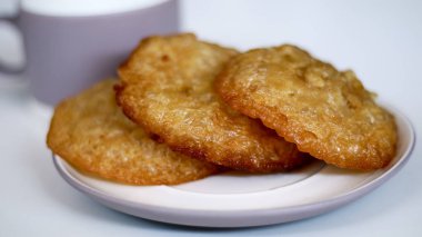 Bowsprit kek veya beyaz tabakta kue cucur. Endonezya geleneksel pasta.