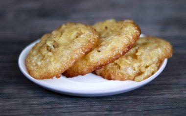 Ahşap arka plan üzerinde Bowsprit kek veya kue cucur. Endonezya geleneksel pasta.