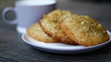 Ahşap arka plan üzerinde Bowsprit kek veya kue cucur. Endonezya geleneksel pasta.