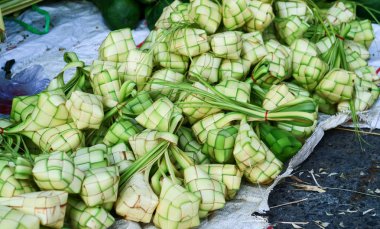 Geleneksel pazarda pirinç köfte yaprağı (kelontong ketupat).