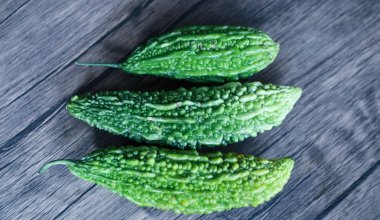 Acı kavun ahşap arka plan üzerinde. Sağlıklı gıda.