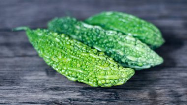 Acı kavun ahşap arka plan üzerinde. Sağlıklı gıda.