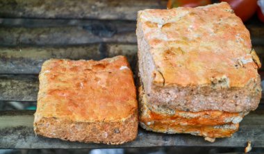 Kırmızı oncom. Oncom Endonezya Batı Java (Sundanese) mutfağının geleneksel elyaf gıdalar biridir. 