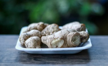 Ahşap arka planda Zencefil veya Zingiber officinale. Baharat ve halk ilacı olarak kullanılır..