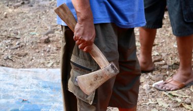 Depok, Endonezya - 11 Ağustos 2019: Depok, West Java, Endonezya'da balta tutan kimliği belirsiz kişi. Editoryal Açıklayıcı.