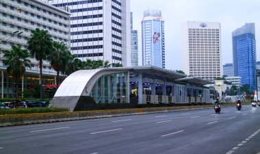 Jakarta, Endonezya - 28 Ağustos 2019: Hotel Indonesia trafik çemberinde (kavşak) veya Halte Bundaran Hotel Indonesia'da transjakarta barınağı.
