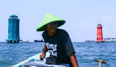 Jakarta, Endonezya - 1 Eylül 2019: Sunda Kelapa Limanı'nda geleneksel balıkçı.