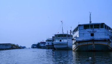 Jakarta, Endonezya - 1 Eylül 2019: Phinisi gemileri (Endonezya geleneksel gemileri) Sunda Kelapa Limanı'na demirledi.