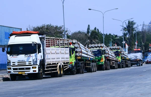 Jakarta, Endonezya - 1 Eylül 2019: Sunda Kelapa Limanı'nda yüklü kamyon. 