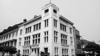 Jakarta, Endonezya - 1 Eylül 2019: Kota Tua'daki Dasaad Musin Concern binası (Eski Şehir) tek renkli. 19. yüzyılın sonlarında tarihi bina inşa edilmiştir..