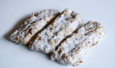 Beyaz arka planda siyah oncom. Oncom Endonezya Batı Java (Sundanese) mutfağının geleneksel elyaf gıdalar biridir. 