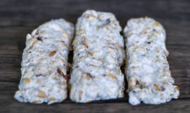 Ahşap arka plan üzerinde siyah oncom. Oncom Endonezya Batı Java (Sundanese) mutfağının geleneksel elyaf gıdalar biridir. 