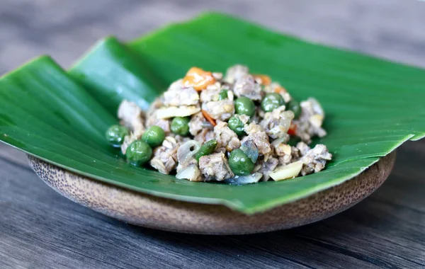 Oncom Salteado Sombrilla Negra Sobre Hoja Plátano — Foto de Stock