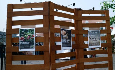 Jakarta, Endonezya - 18 Eylül 2019: Kota Tua'daki Festival Kopi Nusantara veya Takımadaları Kahve Festivali'nde kahve afişi.