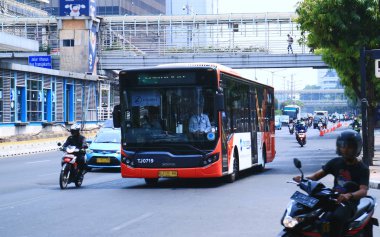 Jakarta, Endonezya - 23 Eylül 2019: Jalan Mh Thamrin'de ücretsiz Transjakarta otobüsü. 