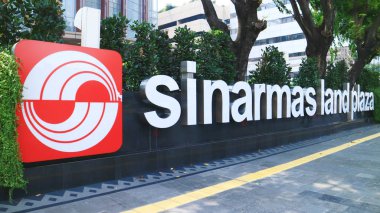 Jakarta, Endonezya - 23 Eylül 2019: Jalan Mh Thamrin'de emlak şirketinden Sinar Mas Land tabelası. 