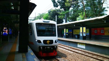 Jakarta, Endonezya - 24 Eylül 2019: Jakarta Havaalanı Treni veya Soekarnohatta Havaalanı Demiryolu Bağlantısı Sudirman İstasyonu'ndan geçiyor.