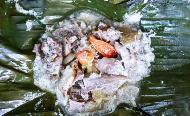 Muz yapraklı tavuk Garang Asem. Ekşi ve baharatlı bir tat hakim..