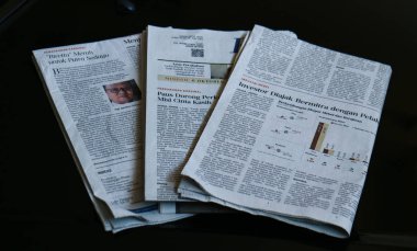 Depok, Endonezya - 6 Ekim 2019: siyah arkaplan üzerine Endonezya gazetesi. Editör İllüstrasyon.