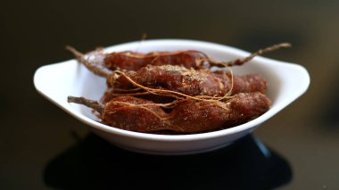 Tamarind ya da Tamarindus siyah arkaplanda indica.  