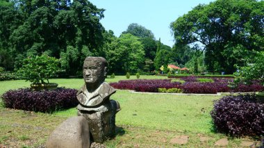 Bogor. Endonezya - 20 Ekim 2019: Batı Java 'daki Bogor Botanik Bahçeleri' nde Sudjana Kassan Parkı.
