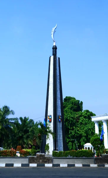 印度尼西亚茂物 2019年10月20日 观光台 Tugu Kujang 这座25米高的纪念碑是为类似古代西爪哇武器而建造的 — 图库照片