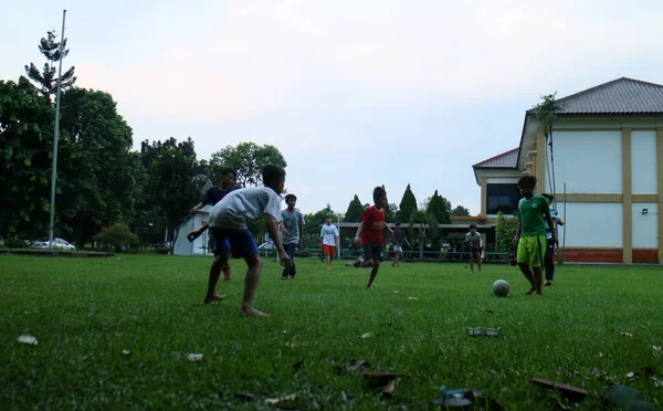 Bogor Indonésia Junho 2020 Crianças Jogam Futebol Campo Frente Escritório — Fotografia de Stock