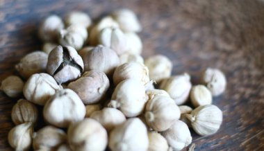 Kurutulmuş kakule ya da ahşap arka planda kapulaga..