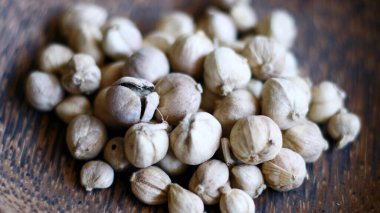 Kurutulmuş kakule ya da ahşap arka planda kapulaga..