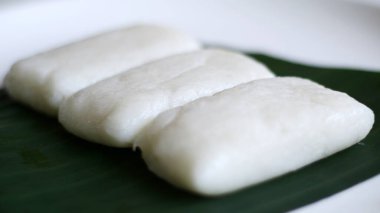 Muz yapraklı Jadah. Jadah, püre pirinçten yapılan Endonezya yemeğidir..